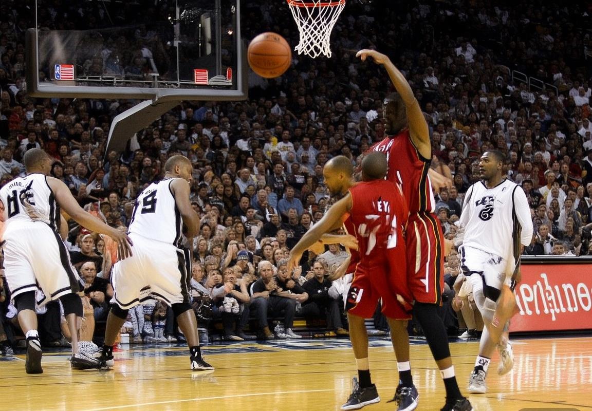 马刺热火巅峰对决：中锋英雄救主，马刺防线坚不可摧，末节三分绝杀逆转胜(图1)